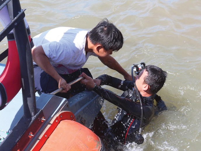 ‘Người nhái’ lặn tìm kiếm người gặp nạn trong vụ chìm tàu Hoàng Phúc 18 trên sông Soài Rạp