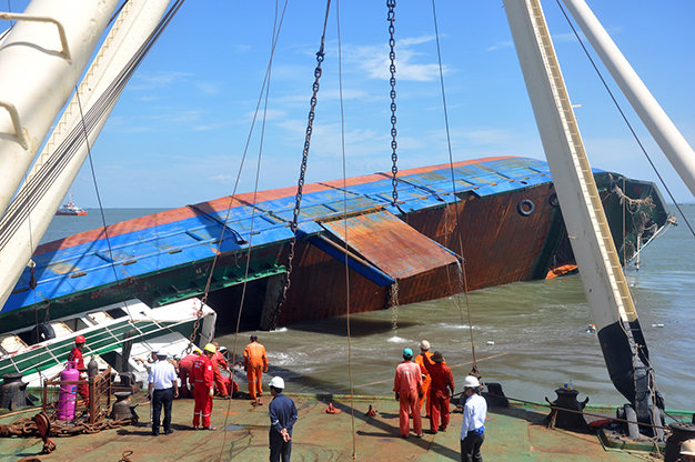 Chiều nay 3/11, lực lượng cứu hộ đã trục vớt thành công tàu Hoàng Phúc 18 trong vụ chìm tàu trên sông Soài Rạp
