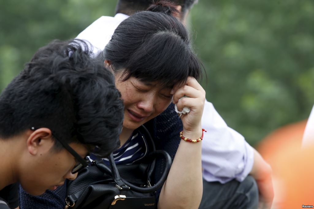 Người nhà nạn nhân mất tích trong vụ tai nạn chìm tàu ở Trung Quốc tuyệt vọng chờ tin người thân