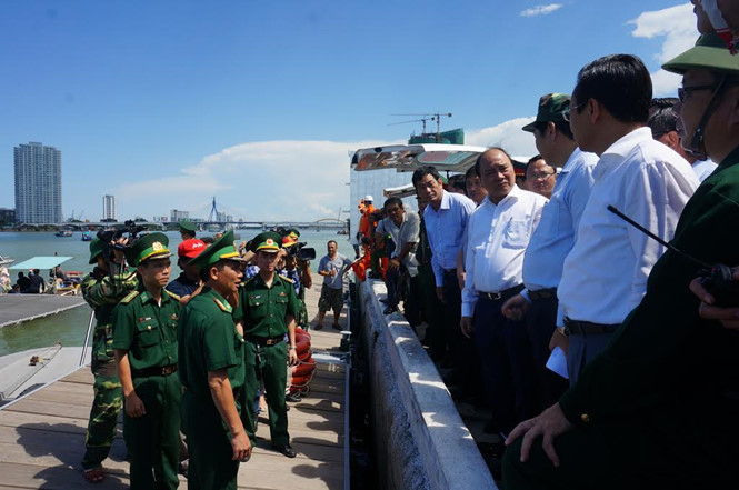 Thủ tướng tới hiện trường chìm tàu trên sông Hàn - Đà Nẵng, chỉ đạo khẩn trương tìm nguyên nhân khắc phục hậu quả sự vụ