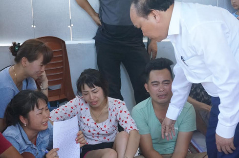 Thủ tướng động viên, thăm hỏi các gia đình có người bị nạn trong vụ chìm tàu Thảo Vân 2 trên sông Hàn