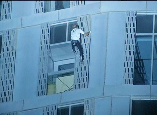 Ông Alain Robert đã chinh phục thành công tòa nhà cao 310m. Ảnh chụp lại từ ITV