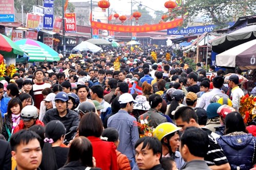 Hàng ngàn du khách đổ về chợ Viềng Nam Định mỗi năm khiến khu vực này luôn đông nghẹt