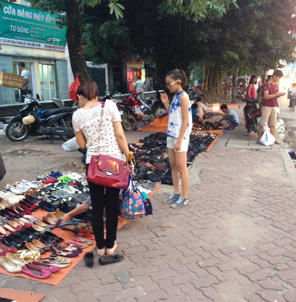 Chợ cóc khu vực cầu Trắng nằm giáp ranh giữa hai phường Giáp Bát (Hoàng Mai) và Phương Liệt (Thanh Xuân) Hà Nội, tồn tại nhiều năm nay mất an toàn giao thông và lấn chiếm hành lang đường sắt