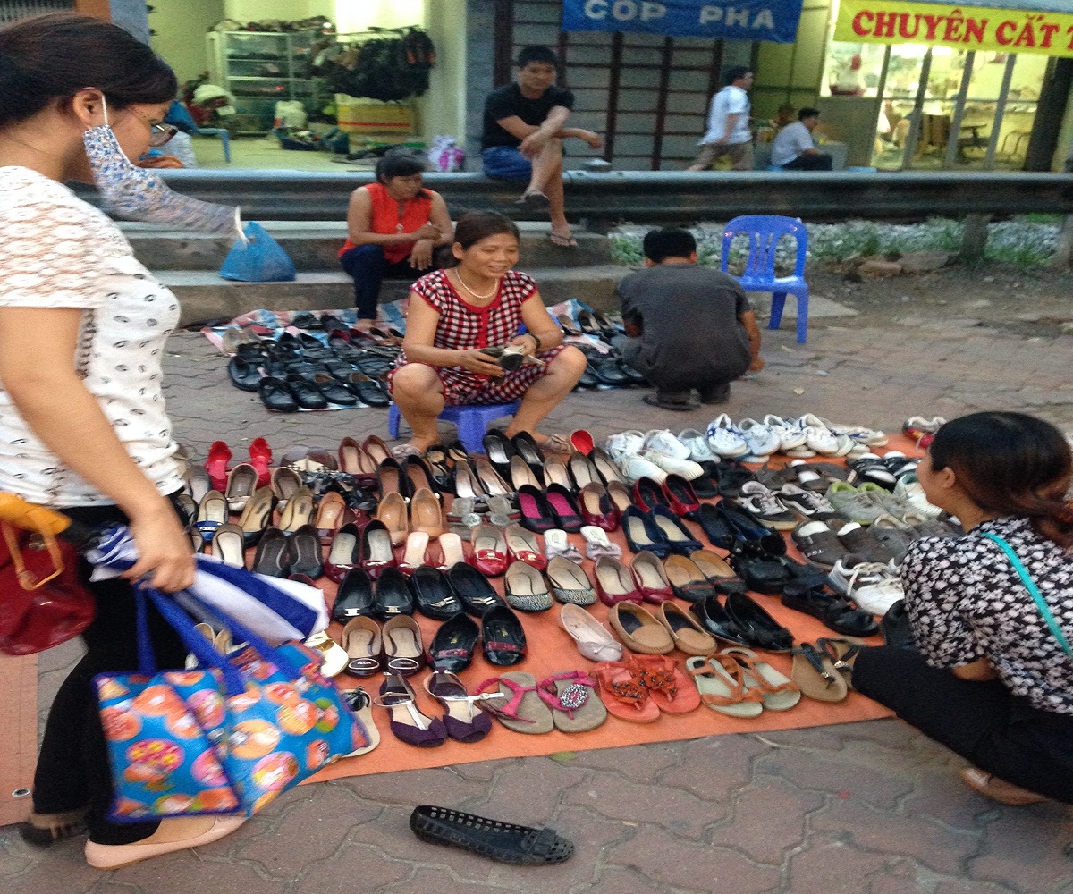 Hàng hóa bán tại chợ cóc khu vực cầu Trắng đường Giải Phóng toàn là đồ secondhand - đồ cũ như giày dép, quần áo