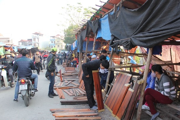 Từ 9h sáng, chợ gỗ trắc ở Đồng Kỵ đã tấp nập người mua bán