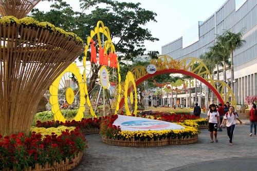 Hội chợ hoa xuân Phú Mỹ Hưng mang đến cho khách tham quan một không gian văn hóa làng quê 