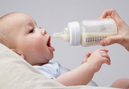 Chọn bình sữa cho trẻ đúng cách là điều vô cùng cần thiết bảo vệ con yêu