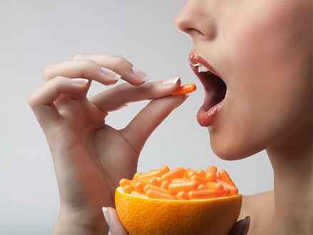 Bổ sung vitamin C mang lại hiệu quả không kém gì so với dùng kem dưỡng ẩm cao cấp
