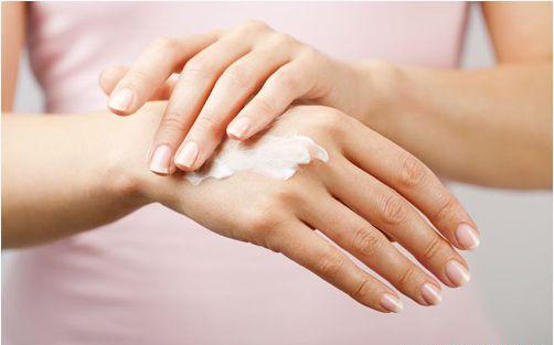 Đừng quên bôi kem dưỡng ẩm cho tay, chân sau khi tiếp xúc với không khi lạnh