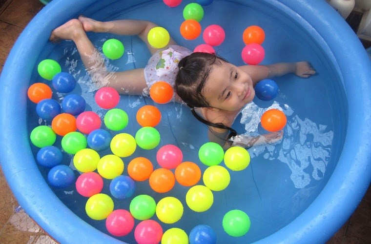 Chọn mua bể bơi cho trẻ tập bơi, chơi đùa ngày hè là lựa chọn được nhiều gia đình tin dùng