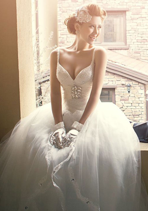 Chọn váy cưới cho cô dâu có vòng 1 đầy đặn nên chọn bộ váy ít chi tiết ở phần ngược