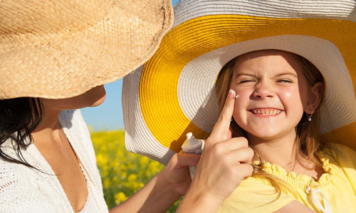 Kem chống nắng an toàn cho trẻ là rất quan trọng trong thời tiết hè nắng nóng