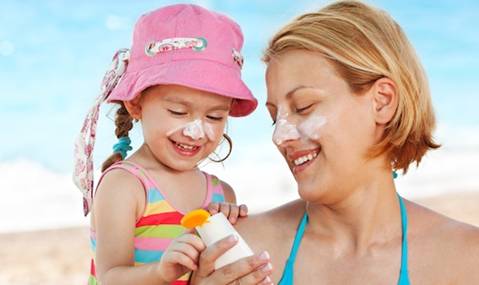 Các bà mẹ không nhất thiết phải sử dụng kem chống nắng chuyên dùng cho trẻ em cho con em mình