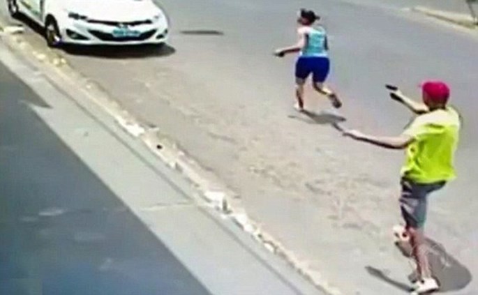 Một  cảnh trong đoạn clip chồng giết vợ bằng 11 phát đạn giữa phố đang gây xôn xao dư luận Brazil