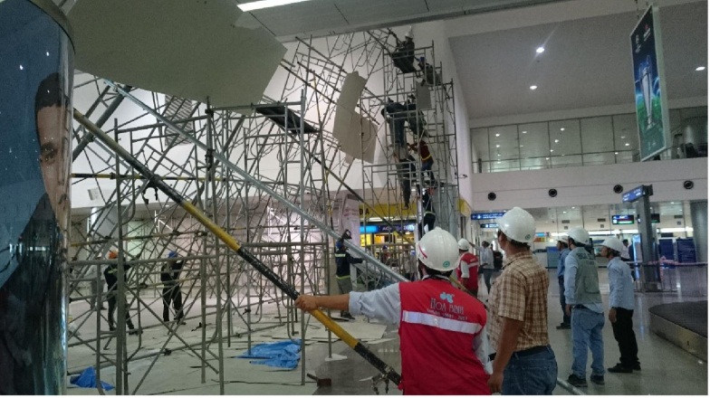 Nguyên nhân sập giàn giáo ở sân bay Tân Sơn Nhất là do vách bao che giữa khu vực thi công và nhà ga hành khách bị nghiêng