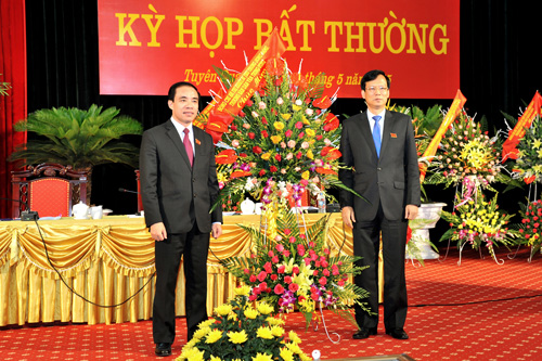 Ông Phạm Minh Huấn (bên trái) được bầu giữ chức Chủ tịch UBND tỉnh Tuyên Quang khóa XVII, nhiệm kỳ 2011-2016.