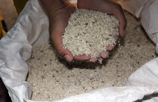 Thông tin người dân bị ngộ độc thực phẩm nghi do ăn gạo từ thiện kém chất lượng khiến dư luận xôn xao, phẫn nộ