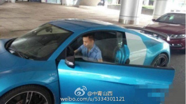 Anh tài xế còn sở hữu siêu xe Audi R8 màu xanh. Ảnh: Netease
