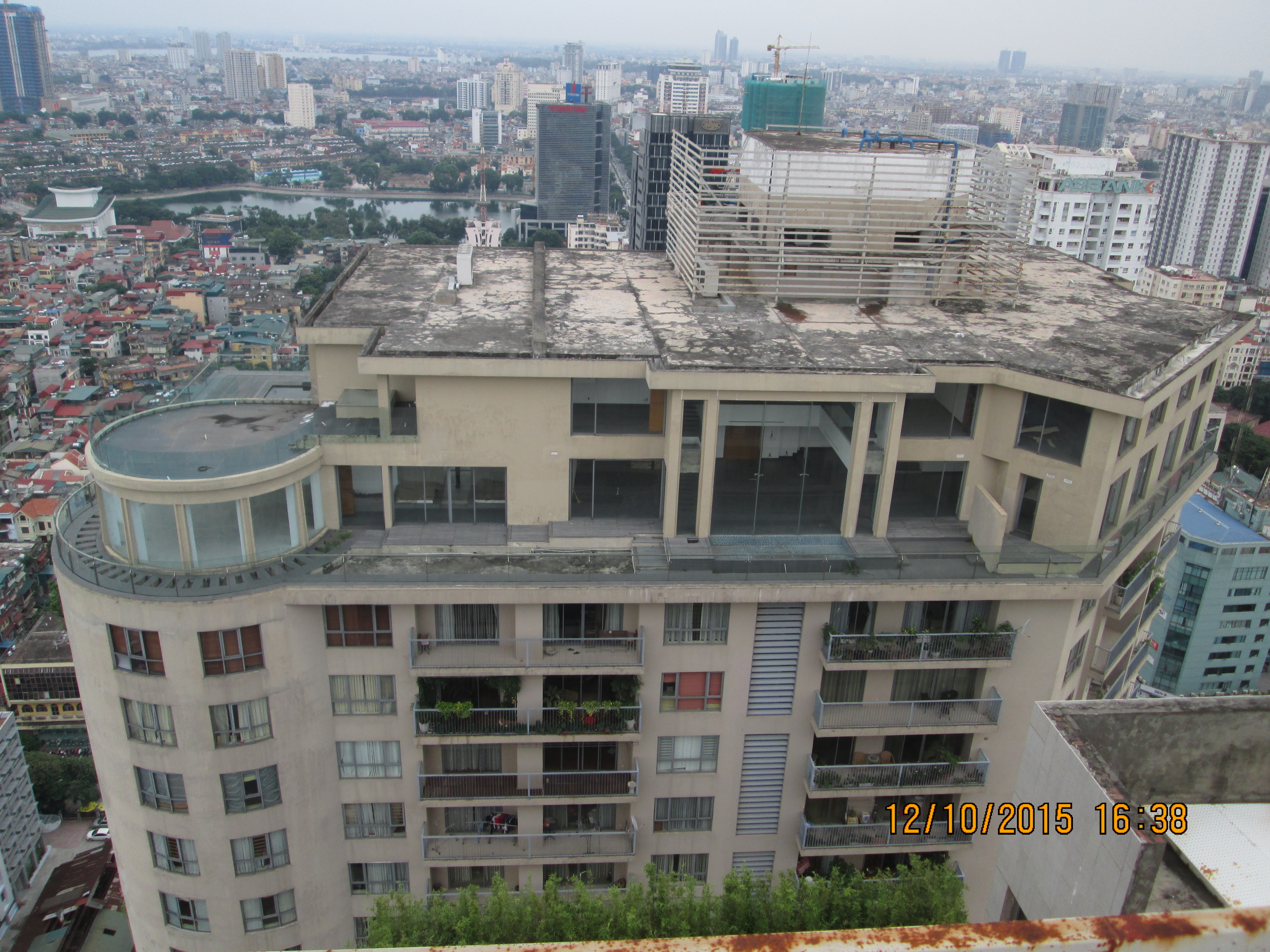 Căn hộ penhouse xây dựng trái phép ở tòa B chung cư Sky City Tower ở 88 Láng Hạ, Hà Nội