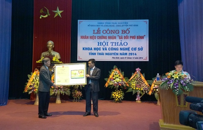 Thứ trưởng Bộ KH&CN Phạm Công Tạc trao chứng nhận “Gà đồi Phú Bình”
