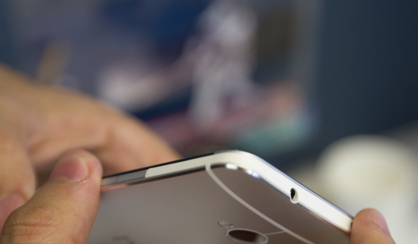 Thầy gi&aacute;o bị bắt v&igrave; chụp l&eacute;n dưới v&aacute;y nữ sinh