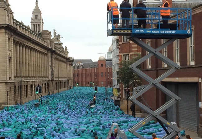 Hơn 3.000 người đến từ 20 quốc gia đã cởi bỏ quần áo, sơn mình theo bốn sắc thái xanh khác nhau để tham gia công trình nghệ thuật này. Ảnh: Reuters