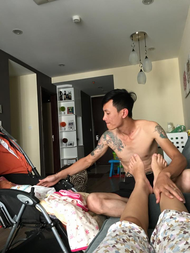 Chuyện gã chồng xăm trổ, thích cởi trần của 'bà trùm' chân dài HN Chuyện gã chồng xăm trổ, thích cởi trần của 'bà trùm' chân dài HN