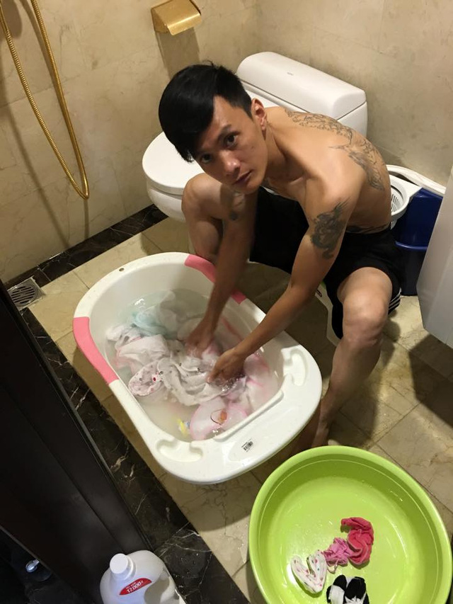 Chuyện gã chồng xăm trổ, thích cởi trần của 'bà trùm' chân dài HN Chuyện gã chồng xăm trổ, thích cởi trần của 'bà trùm' chân dài HN