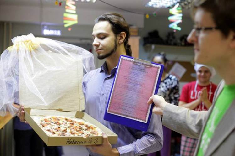 Đám cưới của chàng thanh niên 22 tuổi với chiếc bánh pizza là một câu chuyện lạ có thật tại Nga