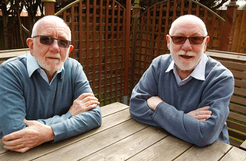 Cả ông Neil và John đều có chung sở thích đeo kính râm trong nhà