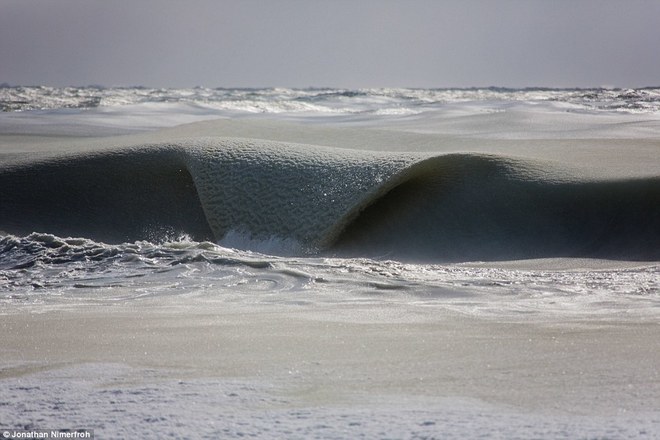Hiện tượng sóng biển đóng băng cũng ở Mỹ