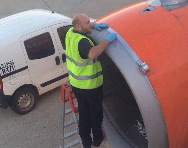 Hiện vẫn chưa rõ bức ảnh ghi lại câu chuyện lạ lùng ‘sửa máy bay bằng băng dính’ được ghi lại ở sân bay nào