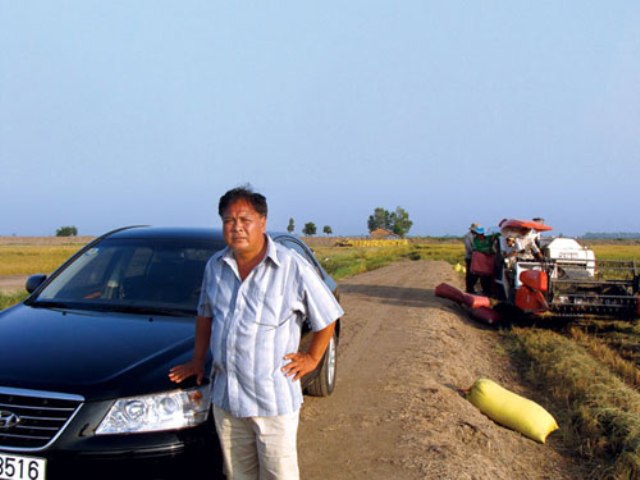 Lái ô tô đi thăm ruộng là chuyện thường ngày ở nơi toàn tỷ phú nông dân như làng Vạn Thành