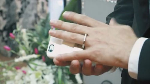 Chú rể đeo chiếc nhẫn được gắn chặt vào chiếc smartphone. Ảnh: Oddity Central