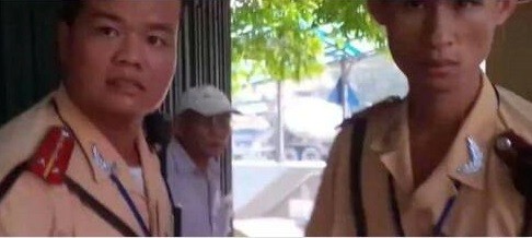 Một đoạn trong clip ‘CSGT đánh người vi phạm’ tại ngã tư Giải Phóng - Đại Cồ Việt đây gây xôn xao trên mạng