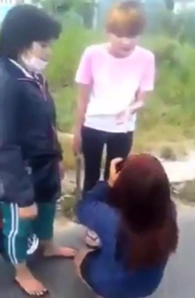 Cộng đồng mạng xã hội đang rất phẫn nộ vì một đoạn clip nữ sinh đánh nhau, hành hung người giữa phố
