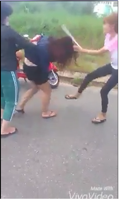 Một cảnh trong clip nữ sinh bị đánh hội đồng cho thấy thiếu nữ Đà Nẵng không ngần ngại quật gậy sắt tới tấp lên đầu nạn nhân