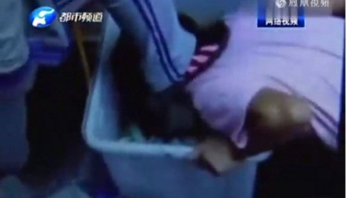 Trong đoạn clip nữ sinh Trung Quốc đang gây xôn xao, kẻ bắt nạt ép nạn nhân quỳ gối bới rác bằng miệng