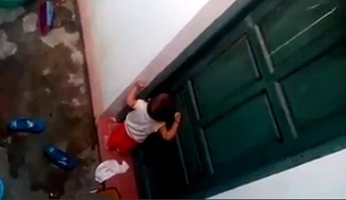 Trong đoạn clip trẻ mầm non phải nhặt rác ăn, cháu bé 2 tuổi khóc thét đòi vào nhưng không ai mở cửa