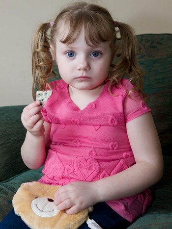 Chứng bệnh lạ khiến cô bé 4 tuổi thèm ăn mọi thứ