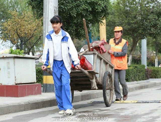 Trong khi mọi người đi du lịch trong kỳ nghỉ lễ thì cô bé này dành thời gian giúp mẹ quét rác trên đường phố 