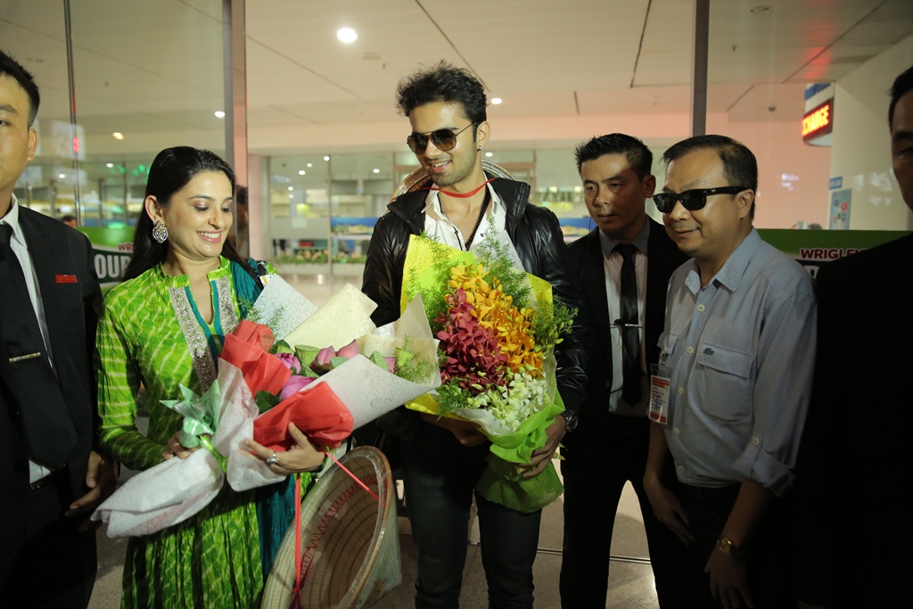 Avinash Mukherjee và Smita Bansal tại cửa đến quốc tế Sân bay Tân Sơn Nhất, Tp.HCM