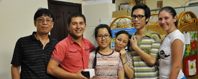 Eugene (con trai ông Việt, thứ 2 từ trái sang phải) và Elvira (ngoài cùng bên phải) trong một lần thăm Việt Nam