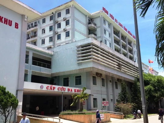 Vị trí H.T.Đ nhảy lầu tự sát rồi rơi xuống mái tôn tầng 3 của Bệnh viện đa khoa Quảng Ngãi