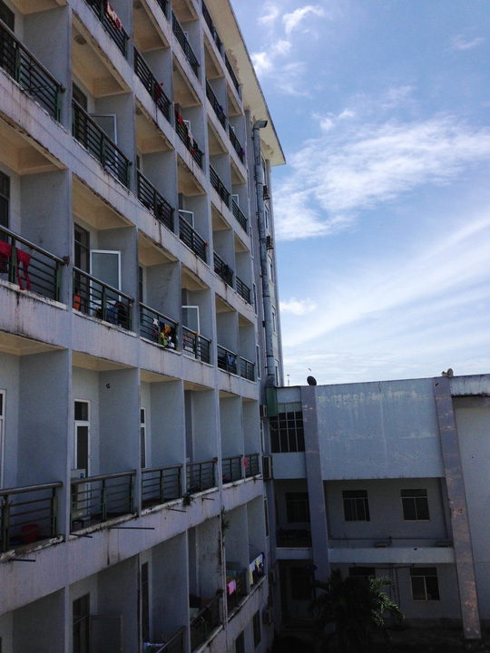 Khu vực phía sau hiện trường vụ nhảy lầu tự sát từ tầng 7 rơi xuống tầng 3 Bệnh viện đa khoa Quảng Ngãi
