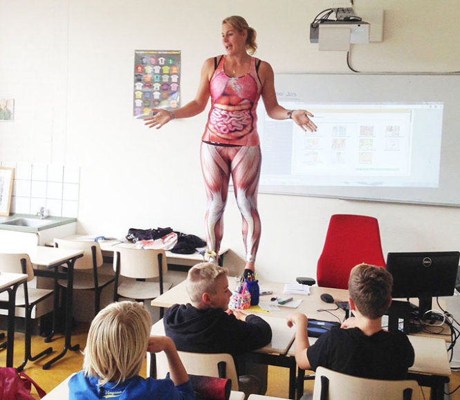 Thực chất, cô giáo mặc một bộ quần áo bó sát để giảng bài về cơ thể người cho học sinh 