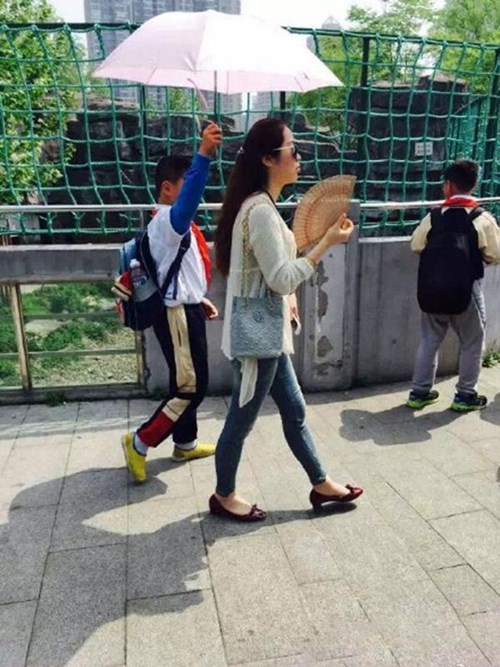 Vẻ mặt thản nhiên hưởng thụ sự phục vụ của cô giáo Trung Quốc khiến nhiều cư dân mạng bất bình