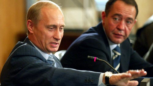 Ông Mikhail Lesin (người ngồi sau)  từng là cố vấn cao cấp nhiều năm của Tổng thống Nga Putin