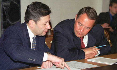 Ông Mikhail Lesin (phải) khi còn giữ chức Bộ trưởng Truyền thông Nga năm 2010
